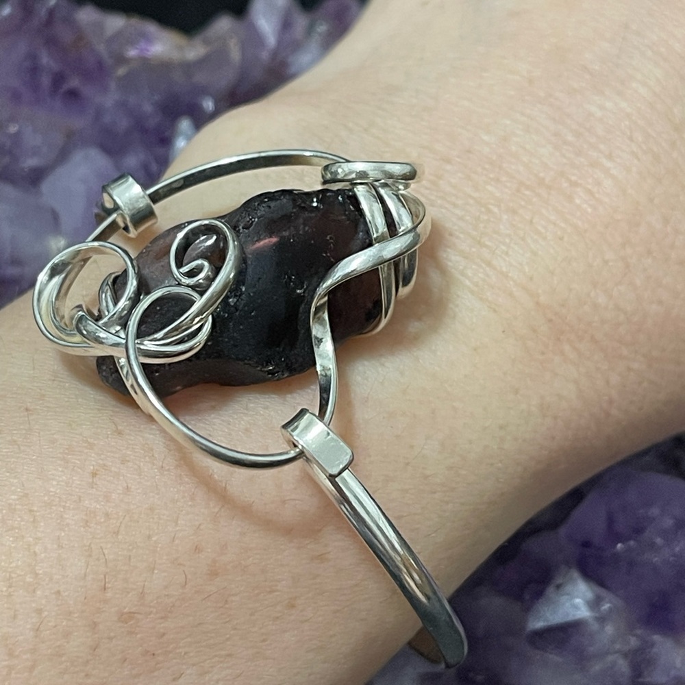HANDCRAFTED STERLING SILVER
AGATE BANGLE BRACELET W/ FREEFORM SWIRLS 19 GRAMS